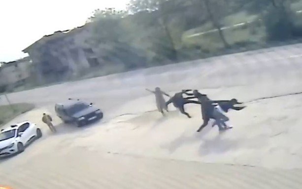 Araçlardan İnip Tekme Tokat Birbirlerine Girdiler, O Anlar Kamerada