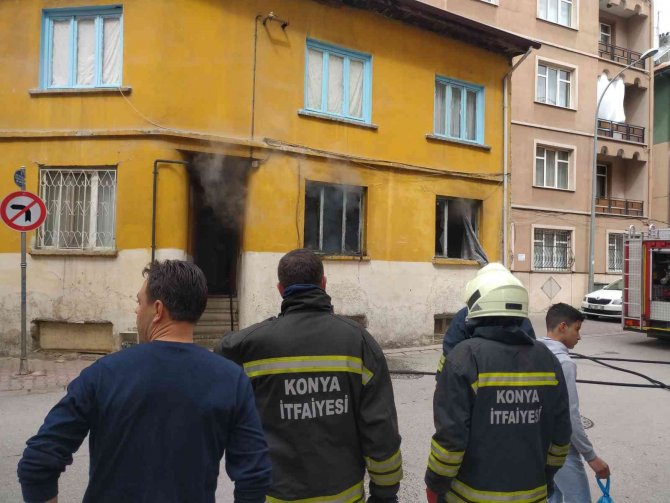 Evde Yangın Çıktı, 1 Kişi Dumandan Etkilendi