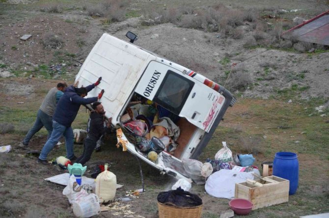Tarım İşçilerini Taşıyan Minibüs Devrildi: 12 Yaralı