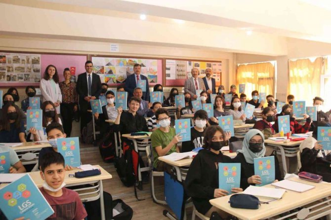 Kütahya’da Öğrencilere Yardımcı Kaynak Paketi Dağıtıldı