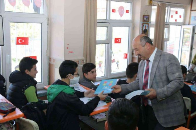 Kütahya’da Öğrencilere Yardımcı Kaynak Paketi Dağıtıldı