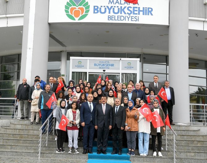 41 Öğrenciye Kamp İçin Çanakkale’ye Uğurladı