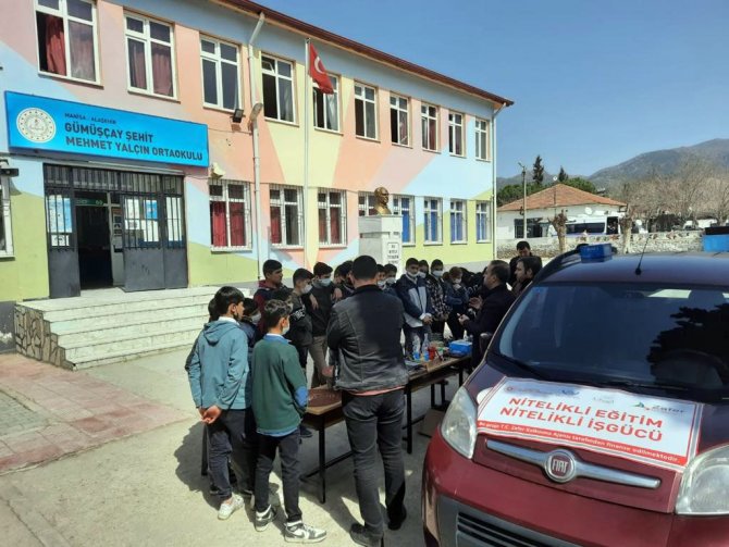 Köy Köy Dolaşarak Okullarını Tanıtıyorlar