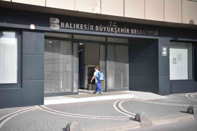 Minik Umut Kütüphaneye İlk Kitap Bağışını Yaptı