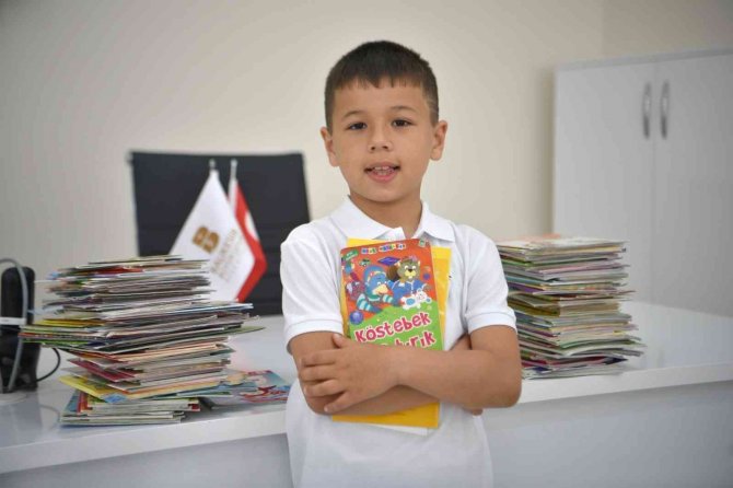 Minik Umut Kütüphaneye İlk Kitap Bağışını Yaptı