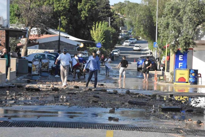 Bodrum Ana İsale Hattı Patladı, İş Yerlerini Su Bastı