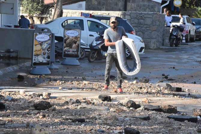 Bodrum Ana İsale Hattı Patladı, İş Yerlerini Su Bastı