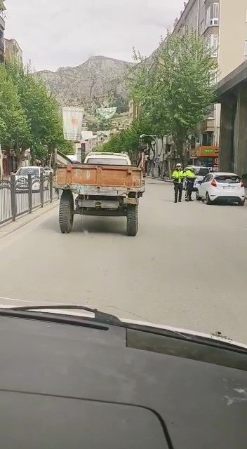 Traktör Römorku Takılı Minibüsün Tehlikeli Yolculuğu Kamerada