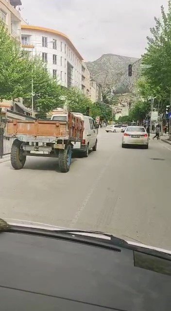 Traktör Römorku Takılı Minibüsün Tehlikeli Yolculuğu Kamerada