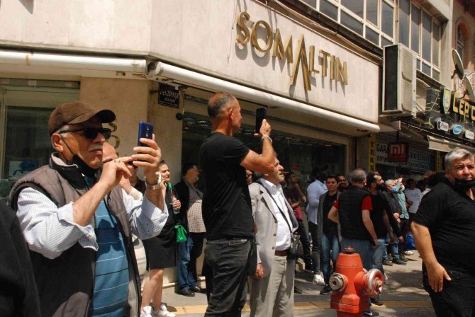 Genç Adam Çatıya Çıktı, Vatandaş Cep Telefonlarına Sarıldı