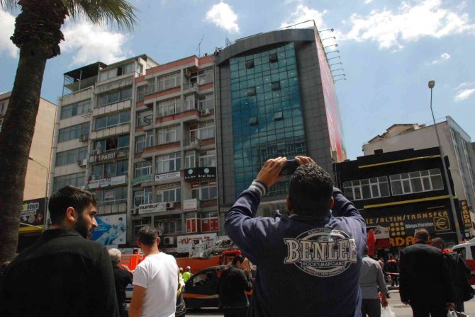 Genç Adam Çatıya Çıktı, Vatandaş Cep Telefonlarına Sarıldı