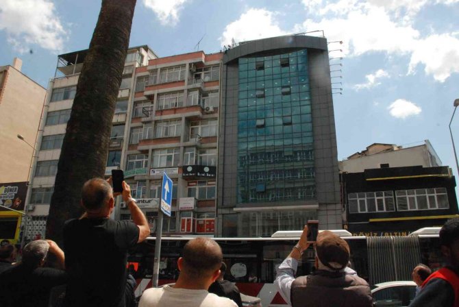 Genç Adam Çatıya Çıktı, Vatandaş Cep Telefonlarına Sarıldı