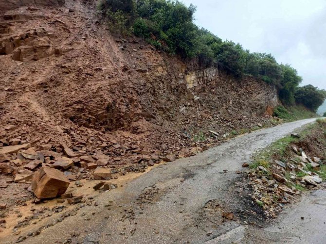 Osmaniye’de Heyelan Köy Yolunu Kısmen Ulaşıma Kapadı, İstinat Duvarını Yıktı