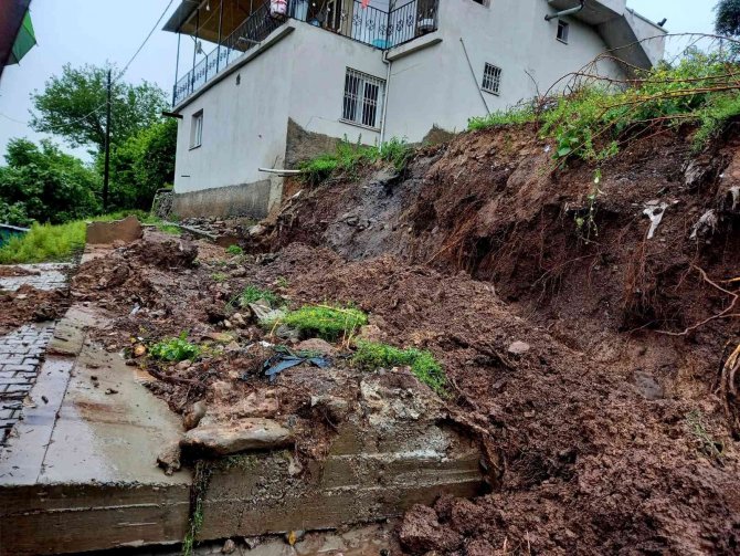 Osmaniye’de Heyelan Köy Yolunu Kısmen Ulaşıma Kapadı, İstinat Duvarını Yıktı