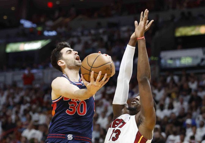Miami Heat Ve Phoenix Suns Serilerini 2-0 Yaptı