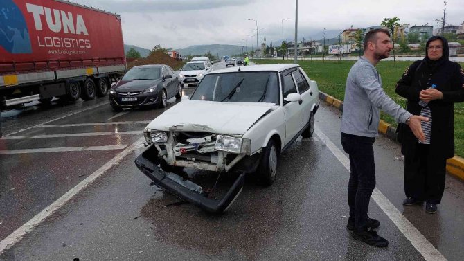 Hastaneye Giderken Kaza Geçirdiler