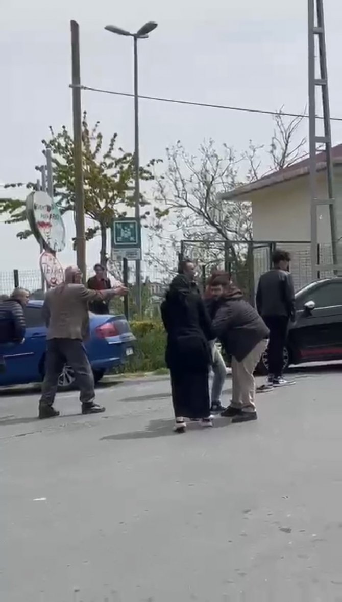 İ̇stanbul’da Sokak Ortasında Silahlı Kavga: Ortalık Savaş Alanına Döndü, 3 Yaralı
