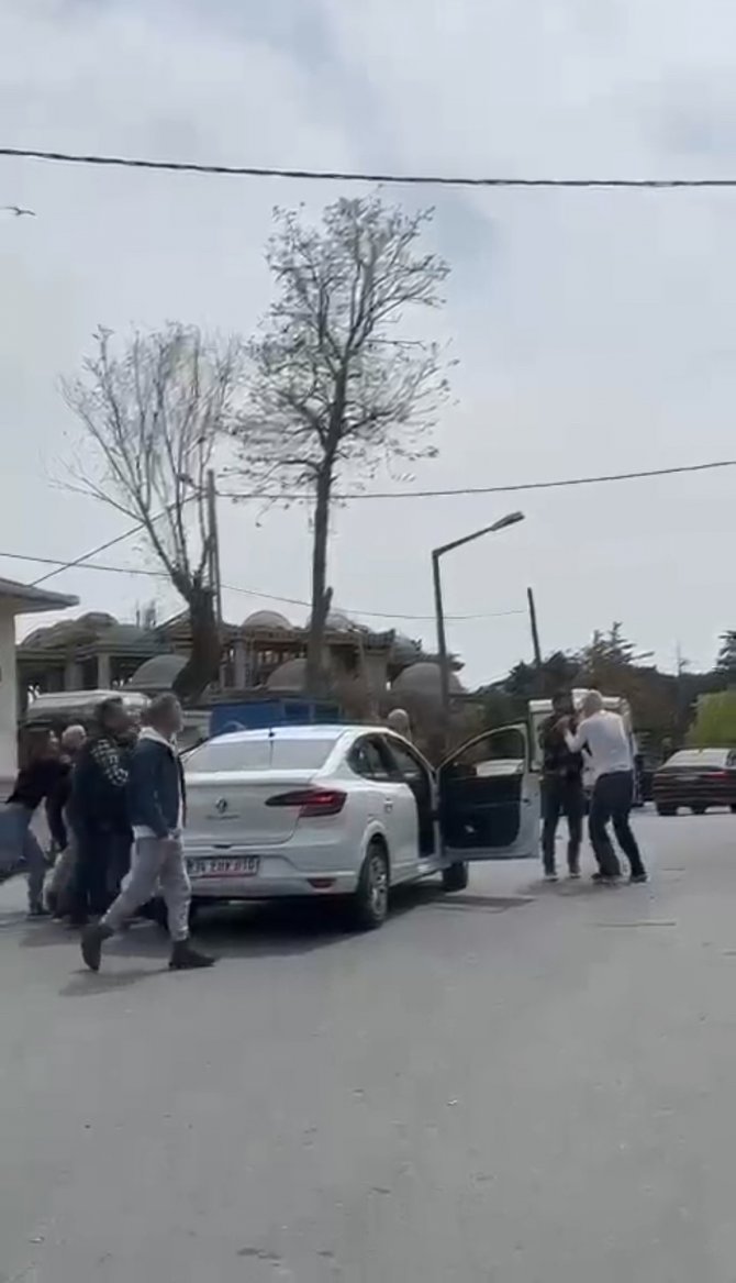 İ̇stanbul’da Sokak Ortasında Silahlı Kavga: Ortalık Savaş Alanına Döndü, 3 Yaralı