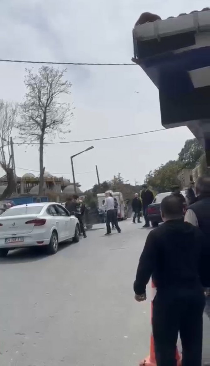 İ̇stanbul’da Sokak Ortasında Silahlı Kavga: Ortalık Savaş Alanına Döndü, 3 Yaralı
