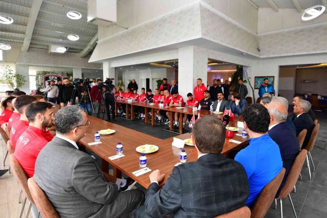 Kritik Maç Öncesi Gaziantep Futbol Kulübü’ne Moral Ziyareti