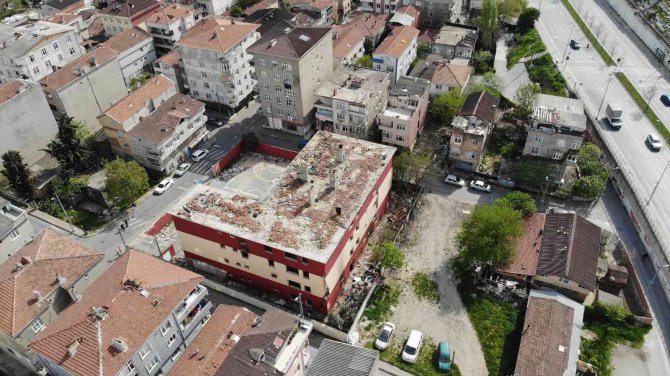 Küçükçekmece’de Boşaltılan Okul Bağımlıların Mekanı Oldu