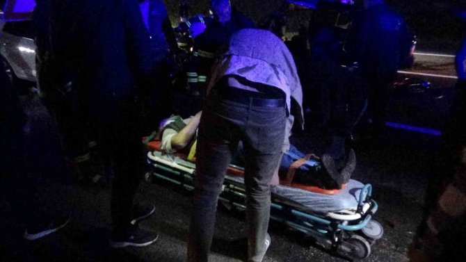 İ̇ki Otomobil Kafa Kafaya Çarpıştı: Feci Kazada 2’si Ağır, 3 Yaralı