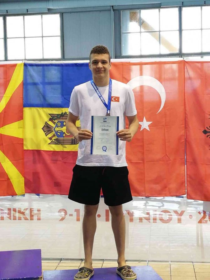 Başarılı Yüzücü Yunanistan’dan Madalyalar İle Döndü