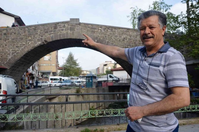 Tarihi Köprü Üzerindeki Figürle Dikkat Çekiyor