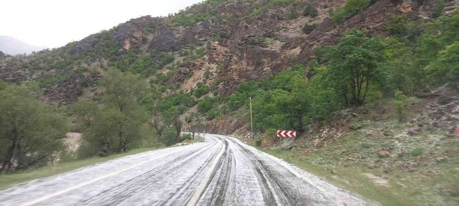Dolu, Tunceli-erzincan Karayolunu Beyaza Bürürdü
