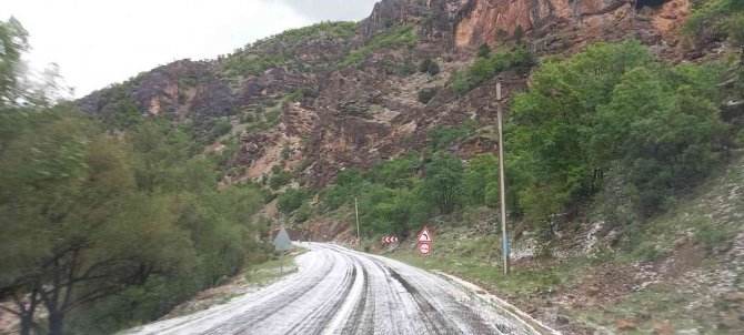 Dolu, Tunceli-erzincan Karayolunu Beyaza Bürürdü