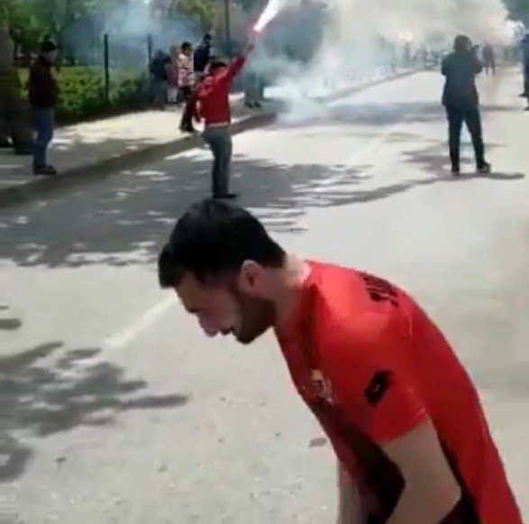 Manisa’da Sis Bombası Taraftarın Elinde Patladı