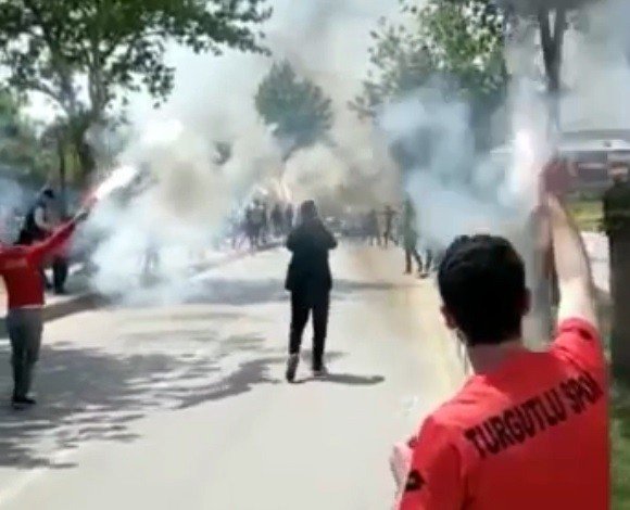 Manisa’da Sis Bombası Taraftarın Elinde Patladı