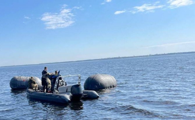 Ukrayna’da Nehirden Rus Helikopterinin Enkazı Çıkarıldı