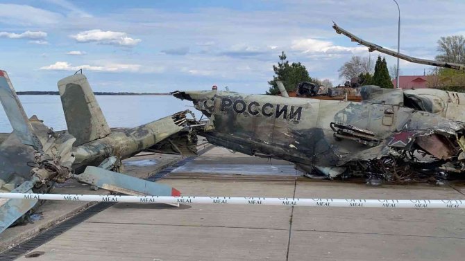 Ukrayna’da Nehirden Rus Helikopterinin Enkazı Çıkarıldı