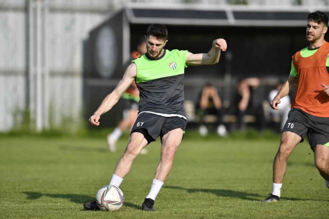 Bursaspor, Ümraniyespor Maçı Hazırlıklarını Çift Kale Maç Yaparak Sürdürdü