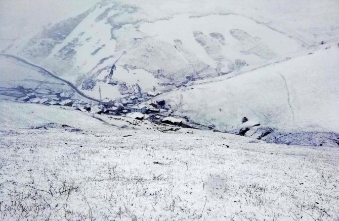 Bayburt - Trabzon Arasındaki Yaylalarda Kar Yağışı Etkili Oldu