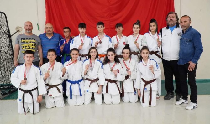 Yunusemre Yıldızlarından 13 Madalya