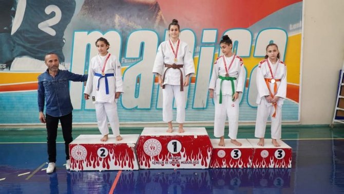 Yunusemre Yıldızlarından 13 Madalya