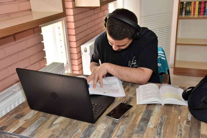 Manisa’da Millet Kıraathanesi Dolup Taşıyor