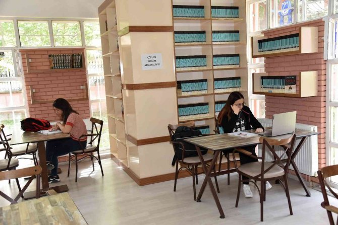 Manisa’da Millet Kıraathanesi Dolup Taşıyor
