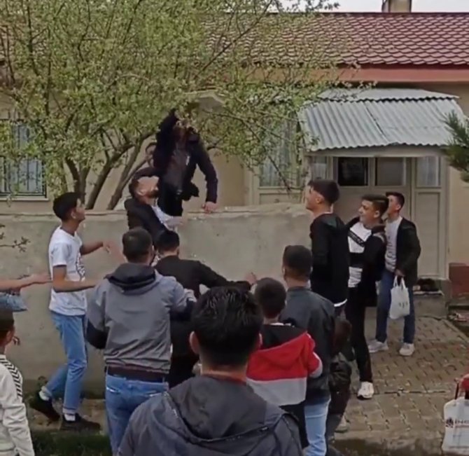 Van’da Bayram Ziyaretleri Renkli Görüntülere Sahne Oldu