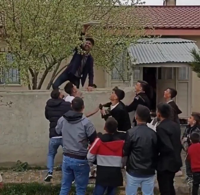Van’da Bayram Ziyaretleri Renkli Görüntülere Sahne Oldu