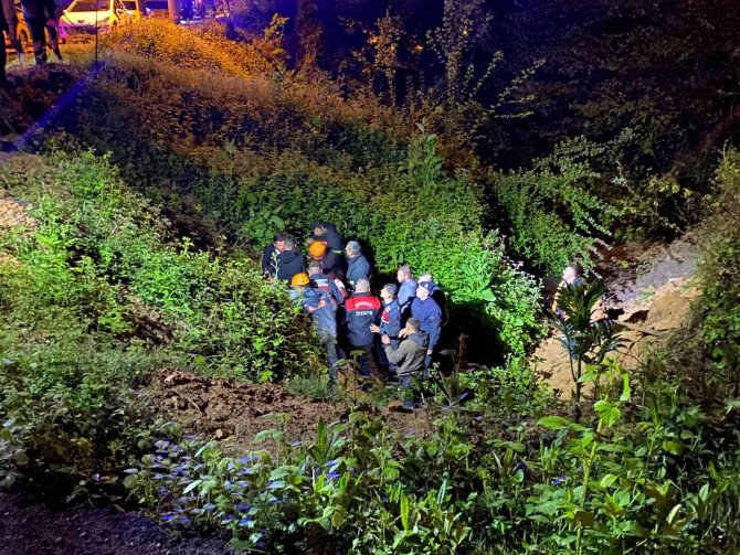 Pikap 50 Metreden Şarampole Uçtu: 2 Yaralı