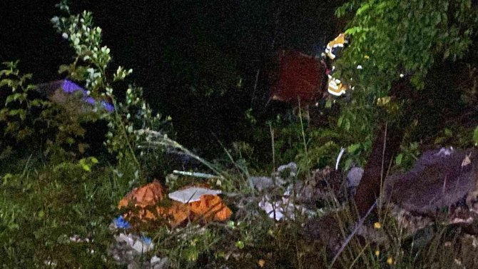 Pikap 50 Metreden Şarampole Uçtu: 2 Yaralı