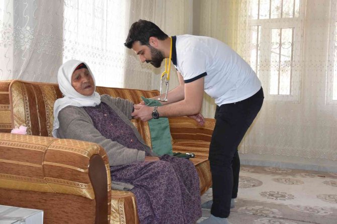 Meslek Lisesi Öğrencileri Yaşlıların Evlerini Temizliyor