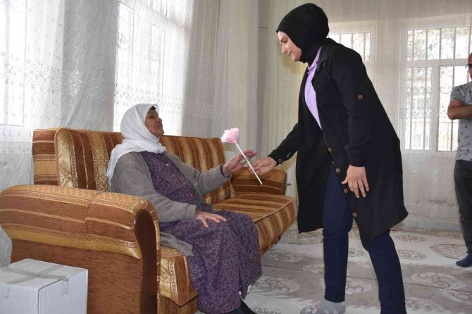 Meslek Lisesi Öğrencileri Yaşlıların Evlerini Temizliyor