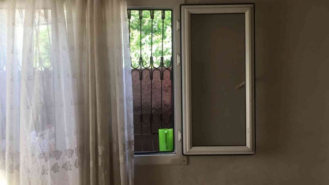 Zincire Vurulduğu İddia Edilen Kızın Annesi: “Kızım Haberim Olmadan Trafik Işıklarında Dilencilik Yapıyordu, Sürekli Evden Kaçıyordu"