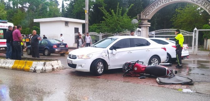 Motosiklet İle Otomobil Çarpıştı: 2 Yaralı