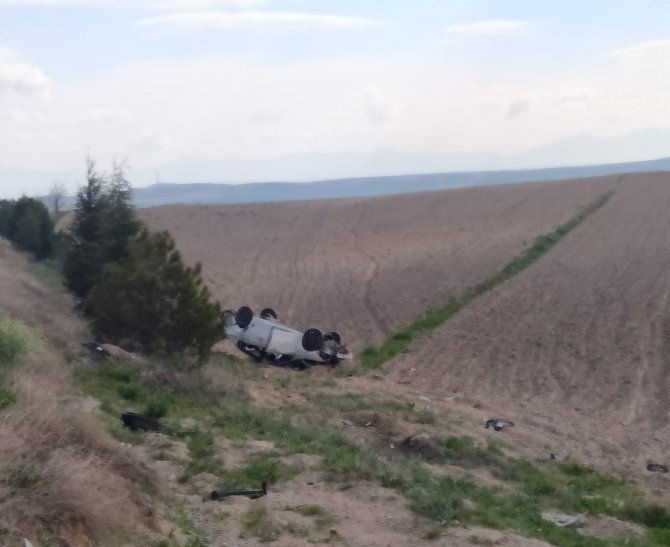 Takla Atıp Tarım Arazisine Devrilen Otomobilde 5 Kişi Yaralandı