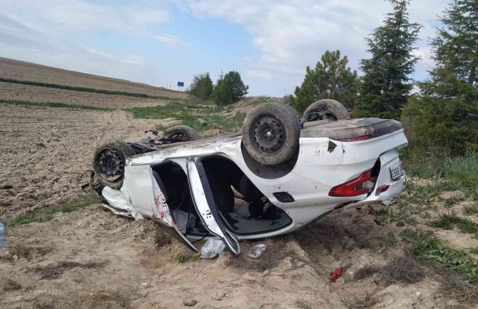 Takla Atıp Tarım Arazisine Devrilen Otomobilde 5 Kişi Yaralandı